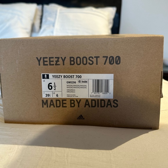 Adidas Yeezy Boost 700 - Picture 11 of 11